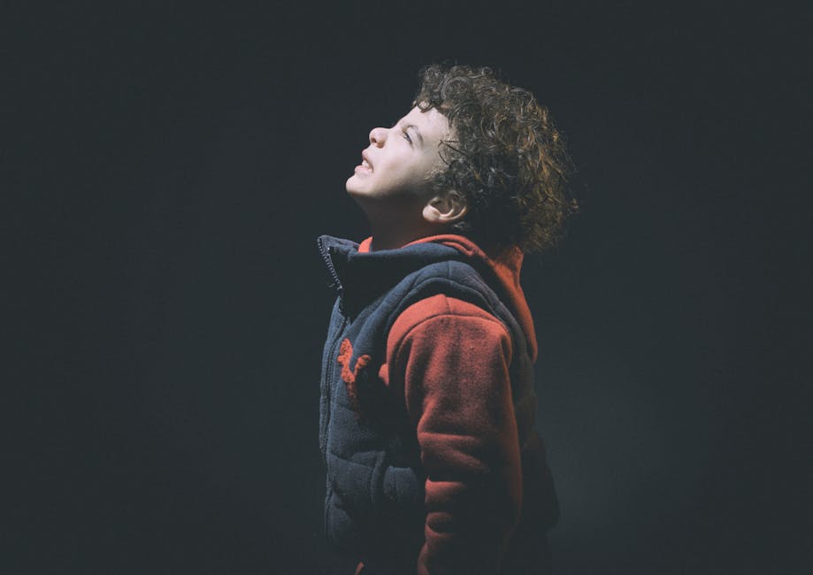 Küçük çocuk Siyah Ve Kırmızı Ceket Giyiyor