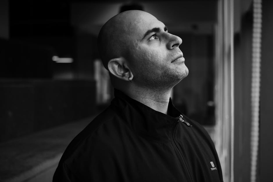 Yukarı Doğru Oynayan Adam