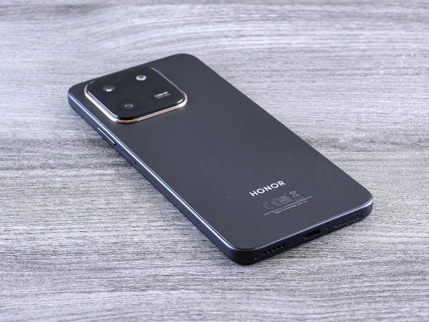 Ahşap bir yüzey üzerinde duran, şık tasarımlı modern bir akıllı telefonun yakın çekim fotoğrafı.