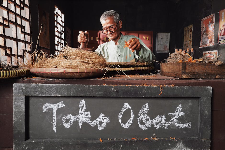 Yaşlı bir adam, geleneksel bir ilaç dükkanında doğal bitkilerle çalışarak zanaatkarlığını ve kültürel mirasını sergiliyor.