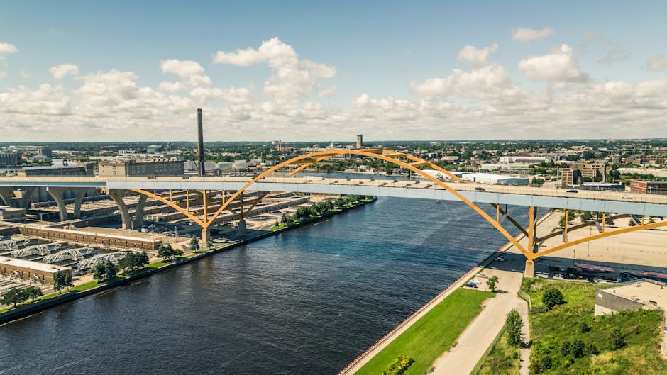 Milwaukee'nin simgesel Hoan Köprüsü'nün yaz suları üzerindeki manzaralı hava perspektifi.