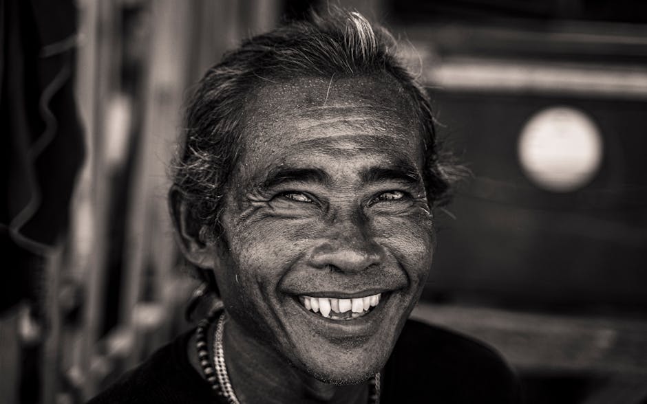 Bali'de yaşayan yaşlı bir adamın sıcak ve gülümseyen portresi, kültürel özü ve bilgeliği yansıtıyor.