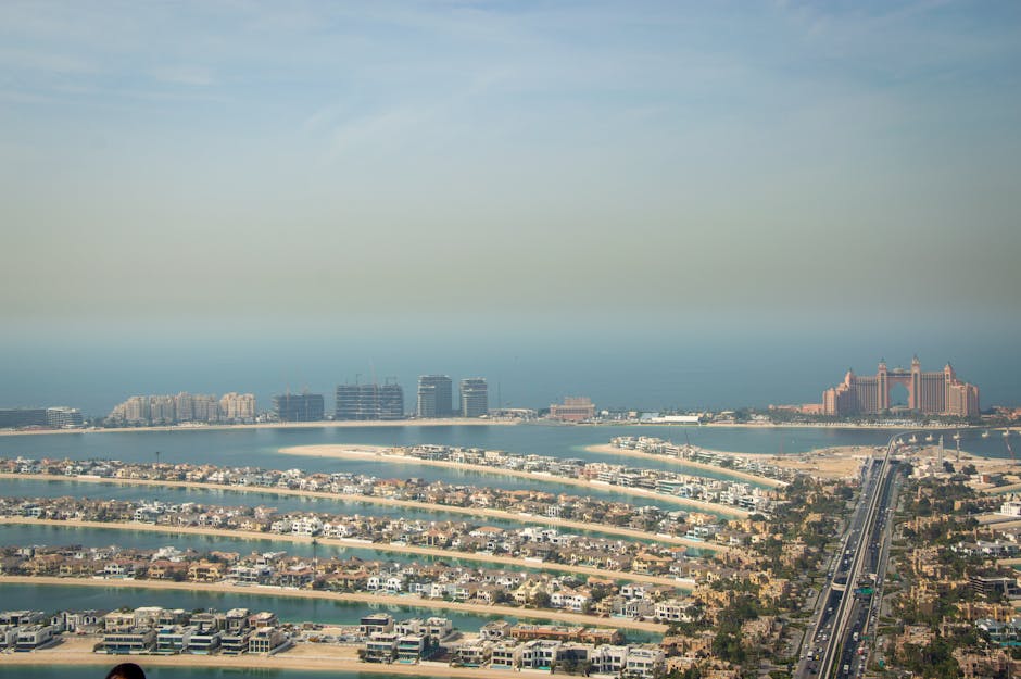 Açık bir günde Dubai'deki Palm Jumeirah ve Atlantis otelinin nefes kesen kuşbakışı görüntüsü.