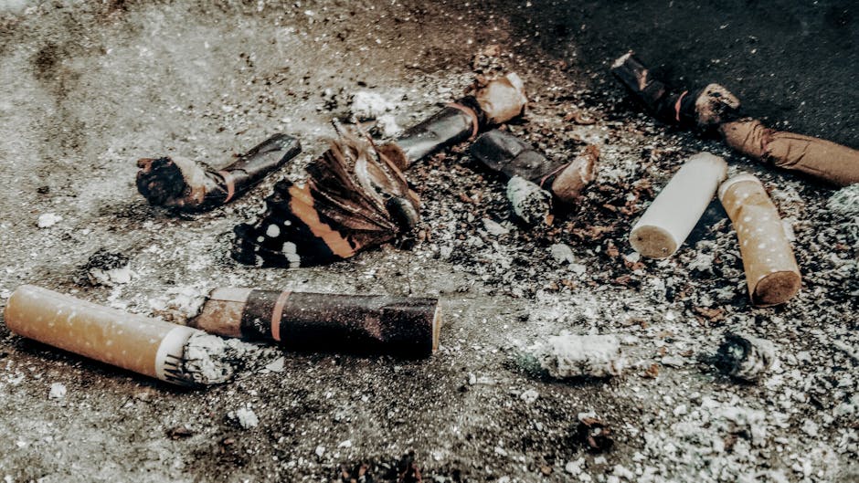 Kahverengi Topraktaki Sigara İzmaritleri