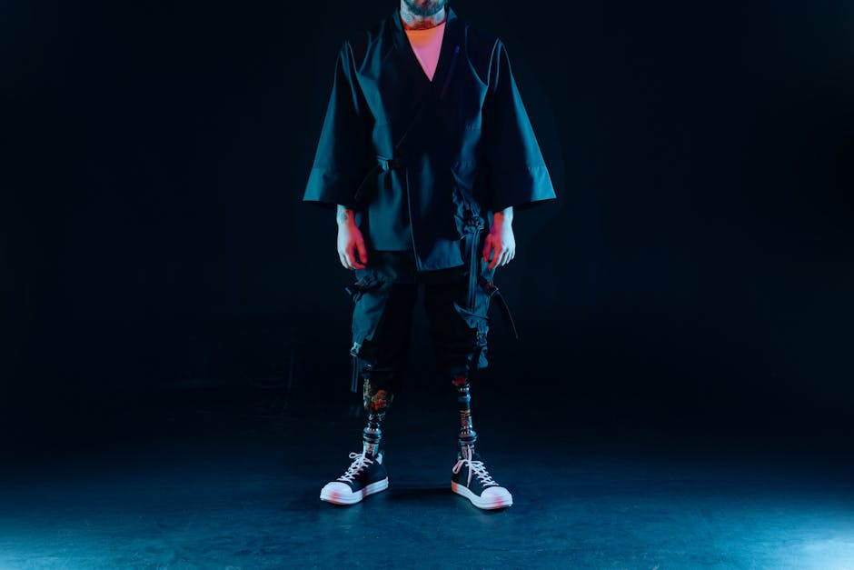 Siyah Ve Kırmızı Takım Elbiseli Adam