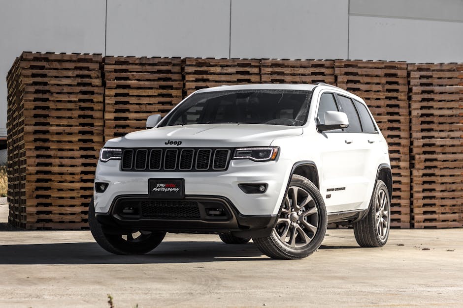 Beyaz Jeep Cherokee Suv Yığılmış Kahverengi Palet Panolarının Yakınında