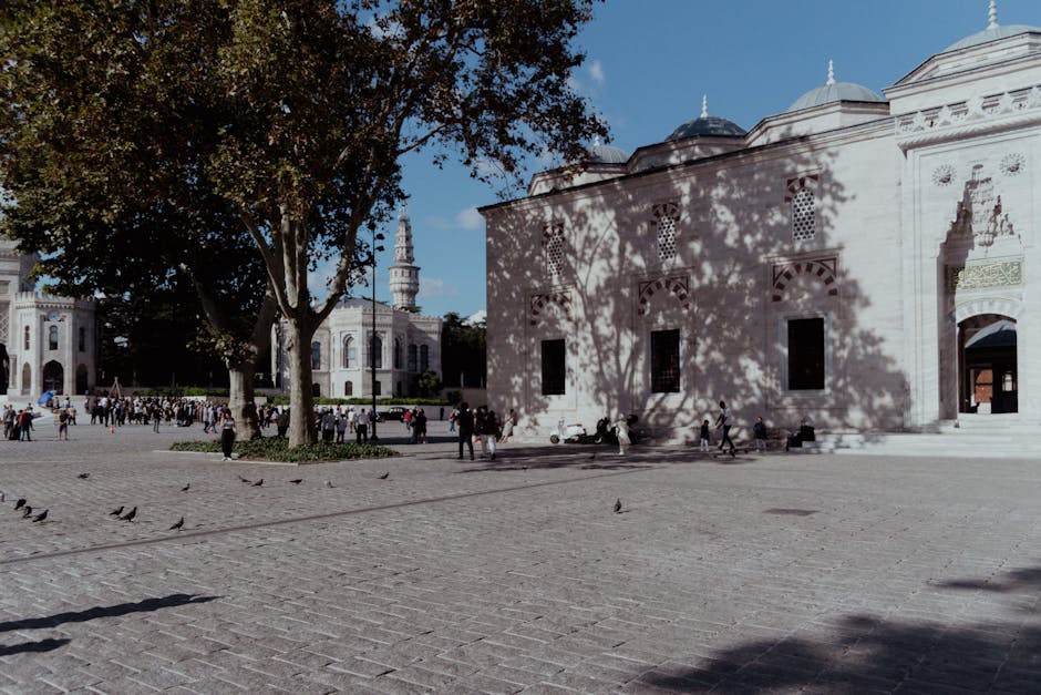 İstanbul'un tarihi meydanı ve caminin kültürel özünü ve mimari güzelliğini yansıtan sakin bir görüntü.