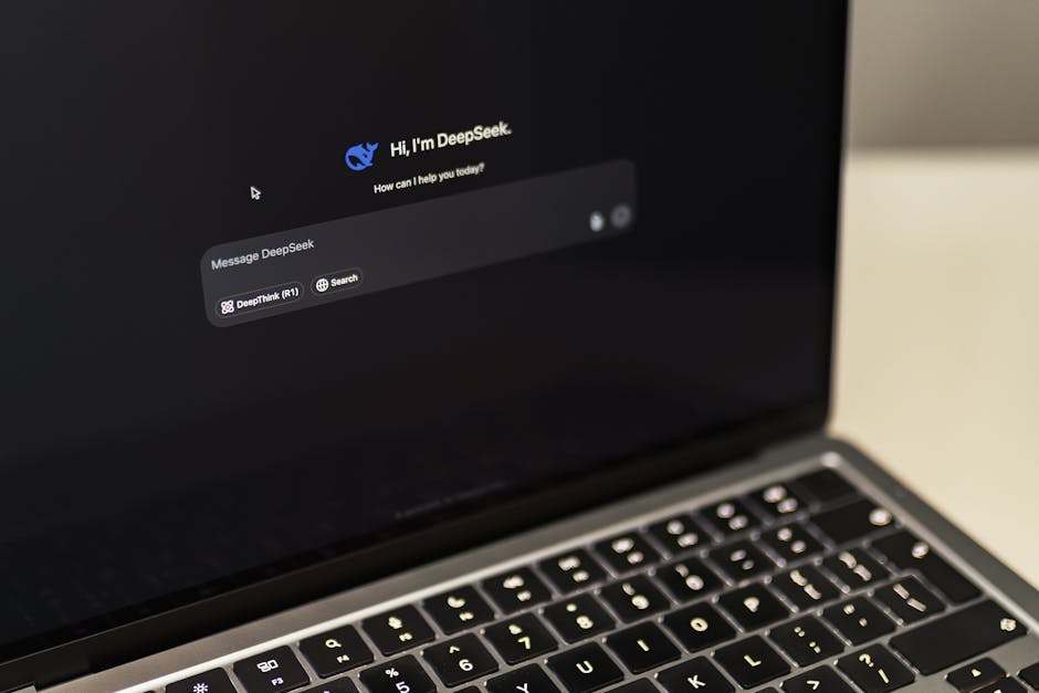 Dijital inovasyonu sergileyen DeepSeek AI arayüzünü gösteren bir MacBook.