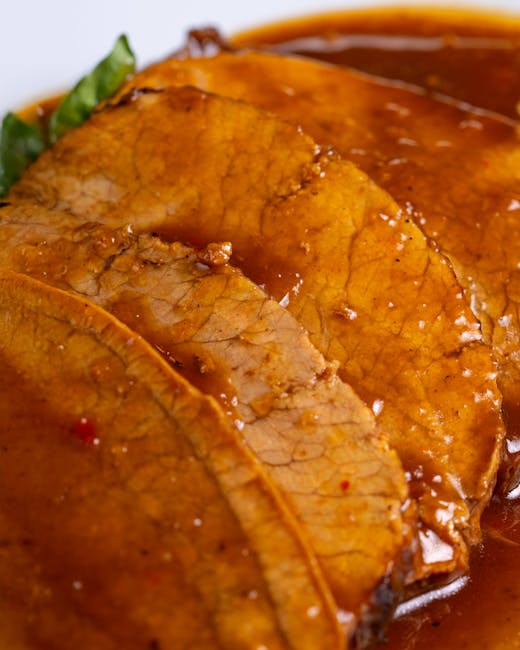 Lezzetli, yumuşak dana eti dilimleri, lezzetli kahverengi sosla kaplanmış.