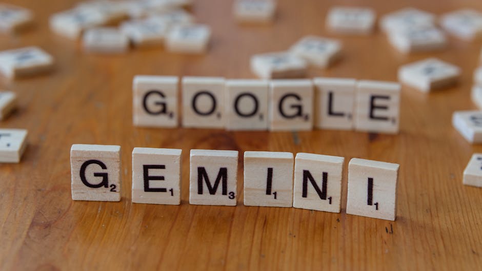 Ahşap bir masa üzerinde Google ve Gemini kelimelerinin yazılı olduğu Scrabble taşları, yapay zeka kavramlarına odaklanıyor.
