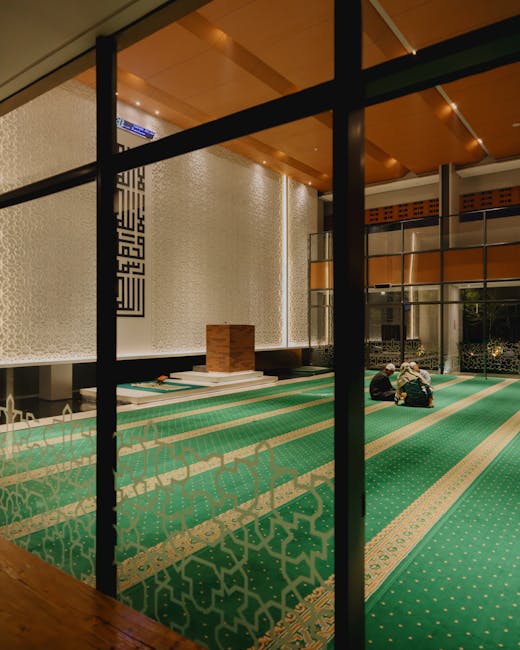 Endonezya'nın Bandung şehrinde bulunan, modern İslami mimariyi sergileyen, huzur dolu bir cami iç mekanı.