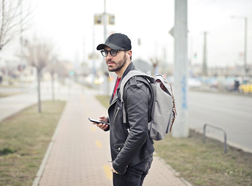 Siyah Deri Ceket Giyen Adam Akıllı Telefon Tutarak