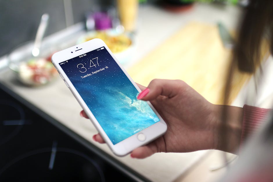 Gümüş Iphone Kullanan Kişi