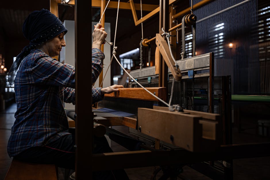 Bursa'da bir zanaatkar, el tezgahında geleneksel dokuma tekniklerini sergiliyor.