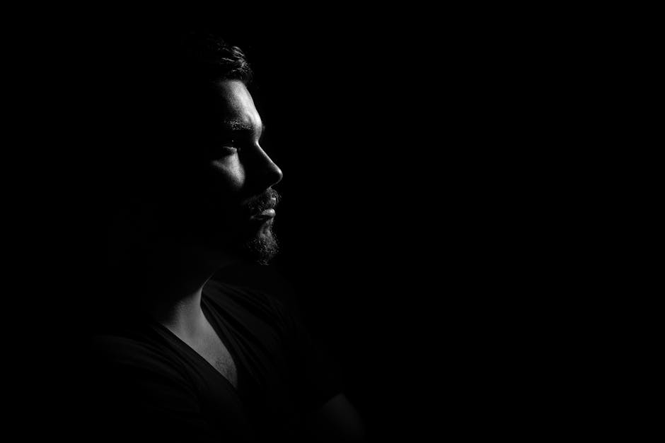 Siyah Arka Plan Ile Siyah V Yaka Gömlekli Adam Gri Tonlamalı Fotoğraf