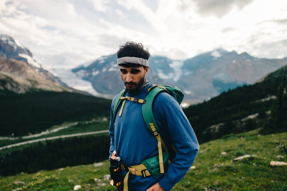 Bir yürüyüşçü, Alberta'nın Jasper kentindeki dağların ve vahşi doğanın nefes kesen manzarasının tadını çıkarıyor.