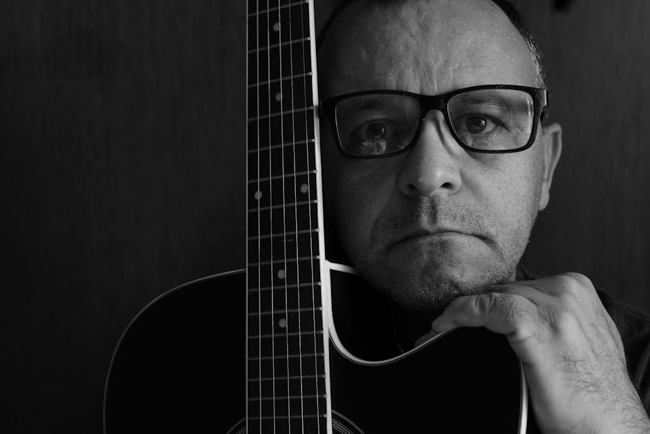 adam, adamın yüzü, akustik içeren Ücretsiz stok fotoğraf