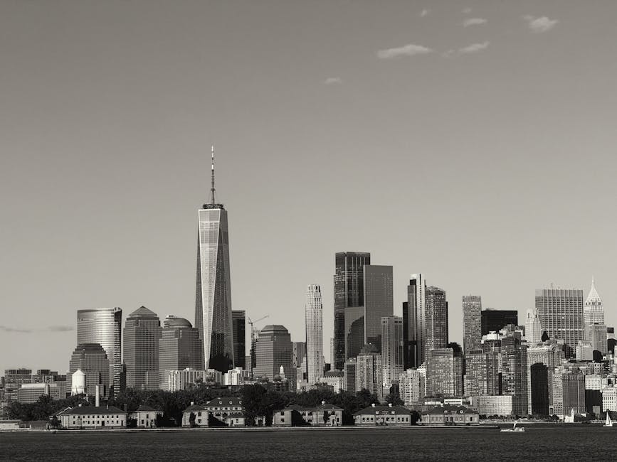 One World Trade Center'ın da yer aldığı New York şehrinin silüetinin siyah beyaz görünümü.