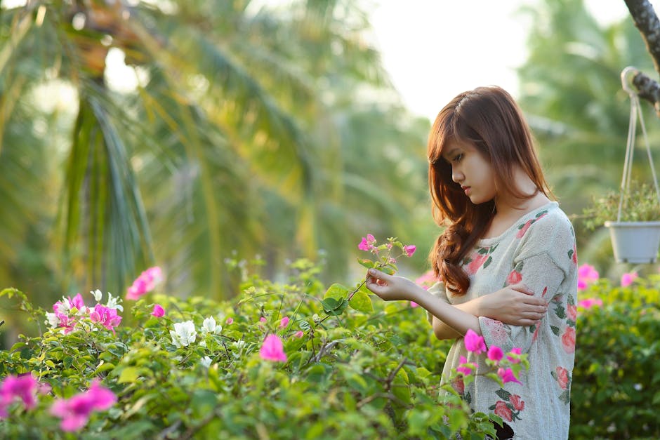 Pembe Begonvil çiçekleri Tutan Beyaz, Pembe Ve Yeşil çiçekli Elbise Giyen Kadın