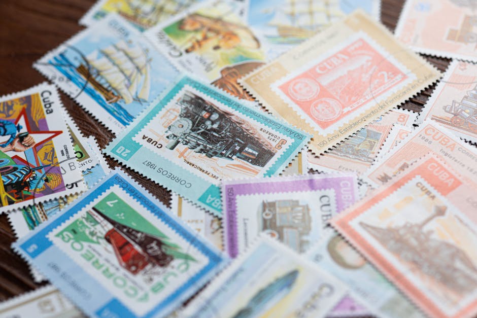 Çeşitli temaları ve tasarımları sergileyen, renkli eski Küba posta pullarından oluşan sanatsal bir sergi.