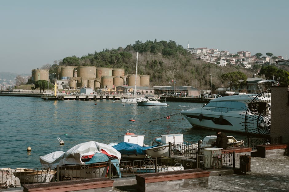 İstanbul limanını, yatları ve endüstriyel siloları ile birlikte gösteren güzel bir manzara.