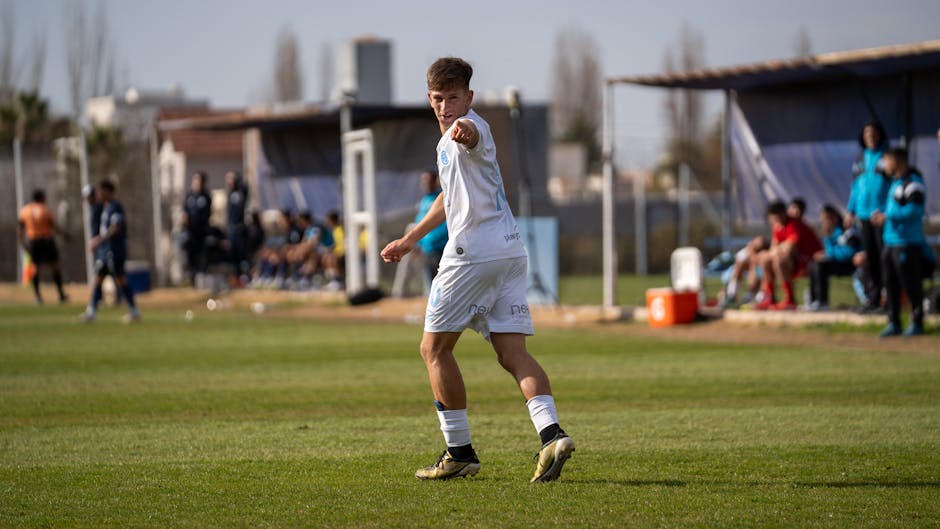 Güneşli bir günde maç sırasında bir futbolcunun hareketi.