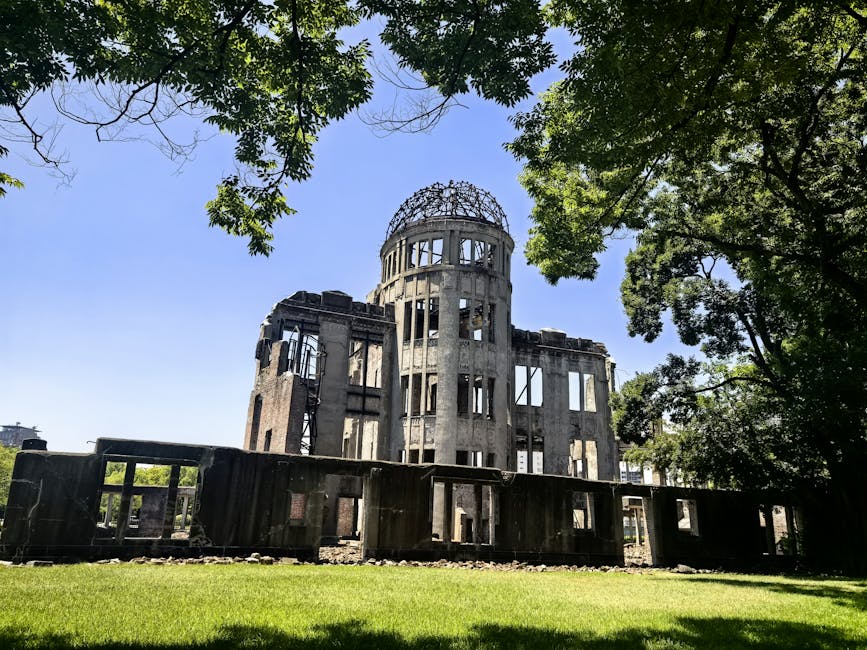 Hiroşima'daki tarihi Atom Bombası Kubbesi, yemyeşil doğanın ortasında barışı ve anmayı simgeliyor.
