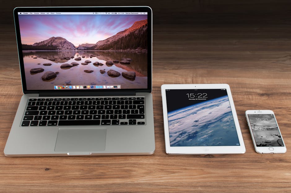 Beyaz Ipad'in Yanında Macbook Pro