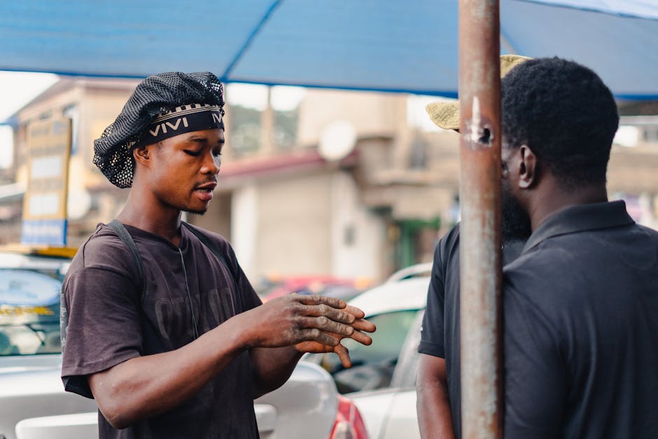 Kalabalık bir şehir ortamında dışarıda sohbet eden iki yetişkin.