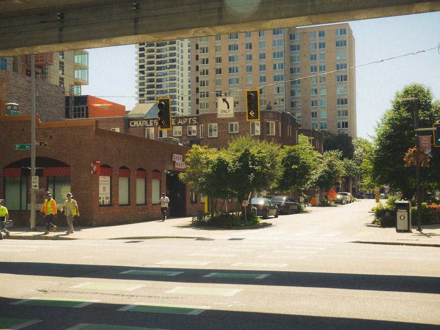 Seattle'da güneşli bir günü, klasik mimariyle yansıtan şehir sokak görünümü.