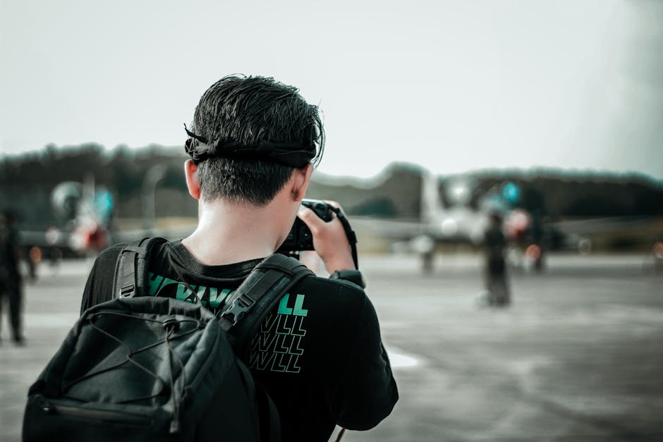 Fotoğraf çekerken Gri Kaldırım üzerinde Duran Adam