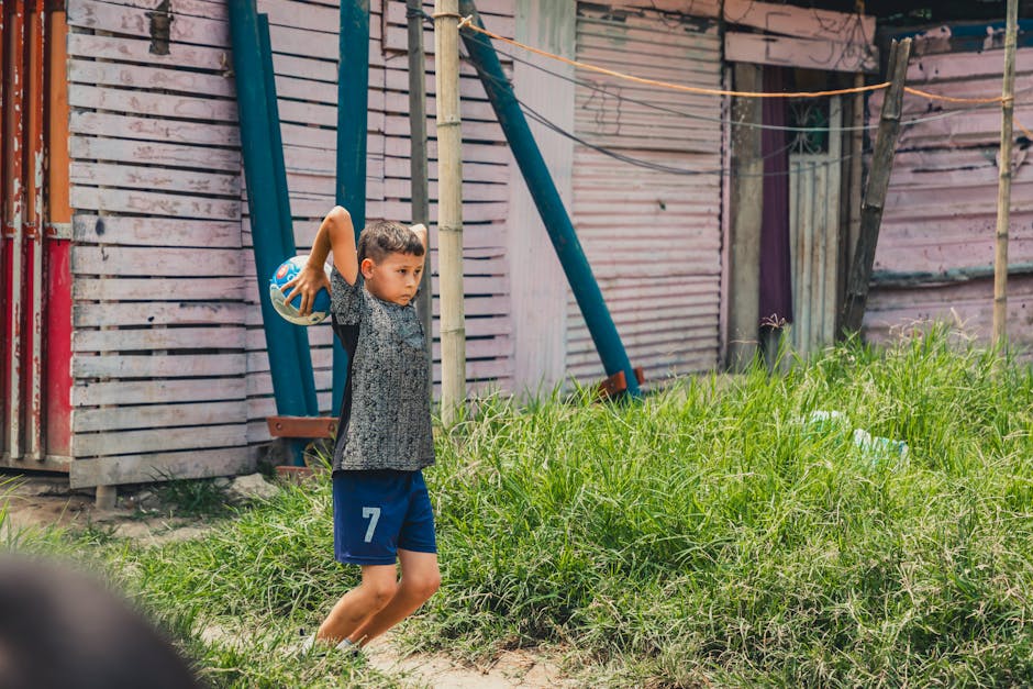 Rustik Kentsel Ortamda Futbol Oynayan çocuk