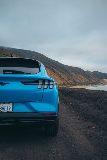 Manzaralı Kaliforniya Kıyısında Mavi Elektrikli Suv