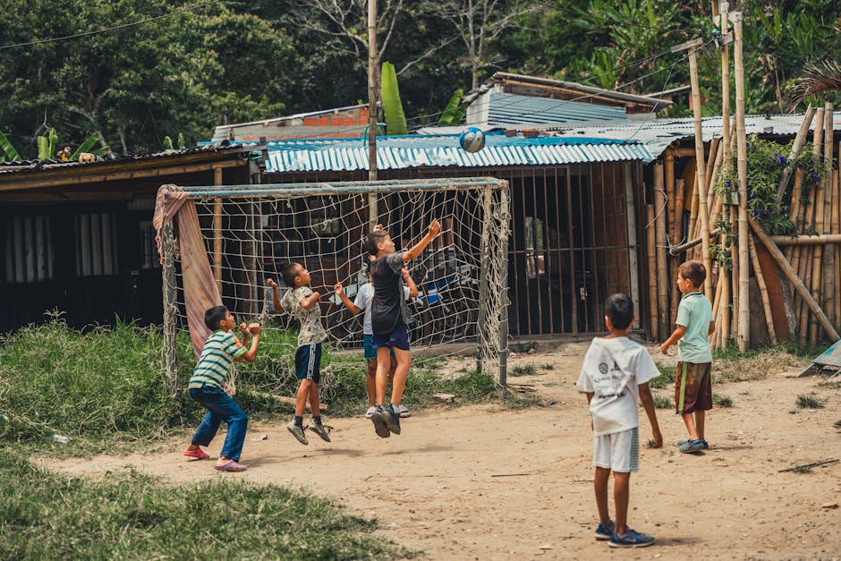 Kırsal Alanda Futbol Oynayan çocuklar
