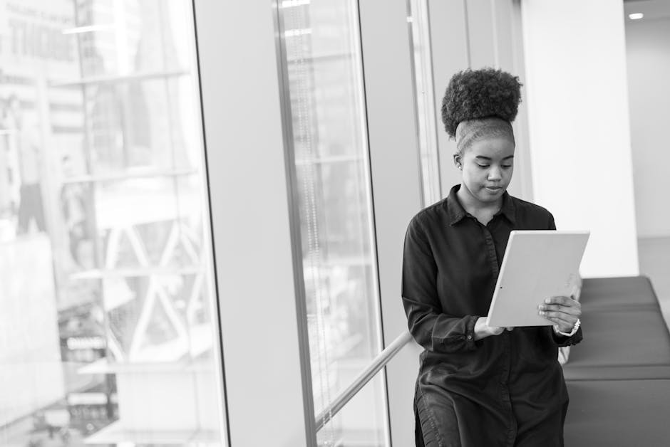 Gri Tonlamalı Tablet Bilgisayar Tutan Kadın Fotoğrafı