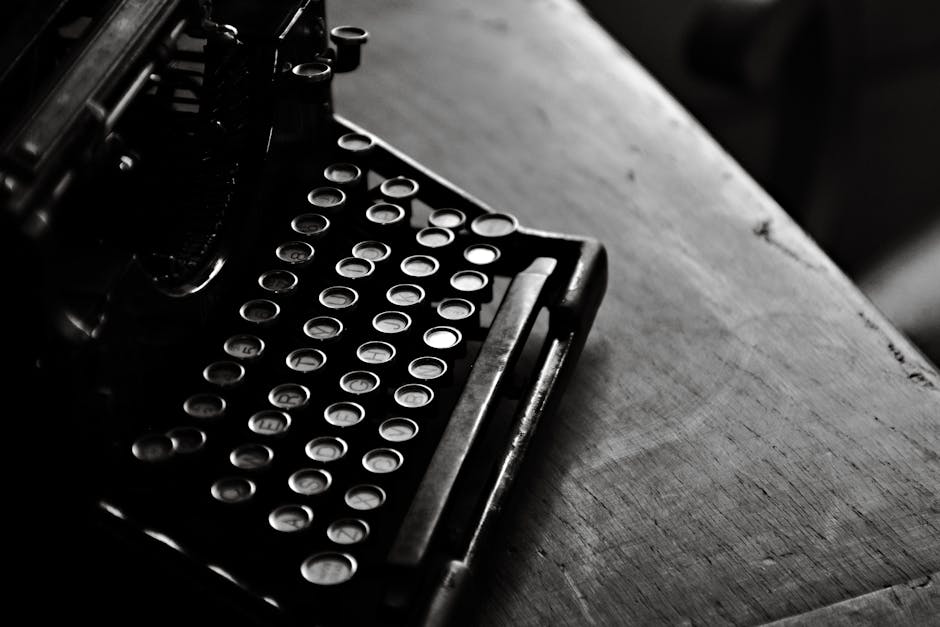 Ahşap bir masanın üzerinde kasvetli siyah beyaz renklerde klasik siyah vintage daktilo.