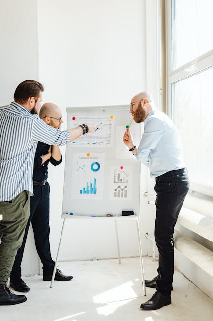 analiz, bakmak, beyaz tahta içeren Ücretsiz stok fotoğraf