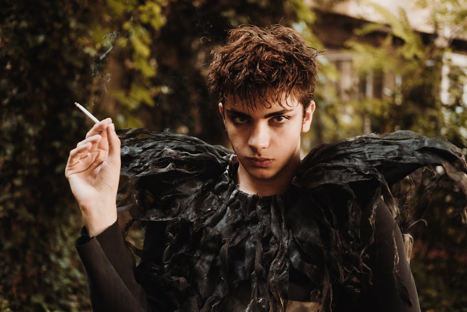 Açık havada avangard modayı yansıtan, kasvetli bir hava yayan dramatik portre.