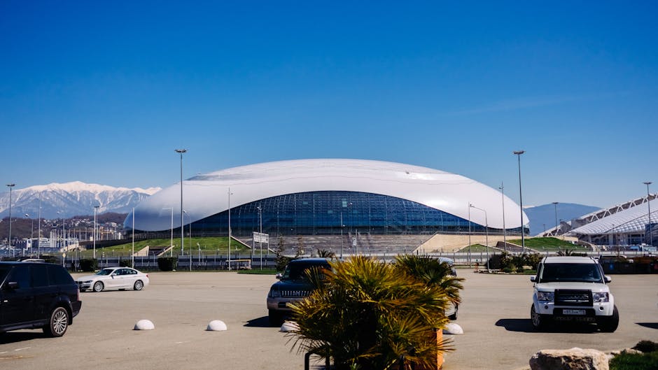 Beyaz Binanın Yakınına Park Edilmiş Araçlar