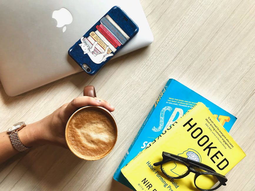 Kahverengi Seramik Kahve Kupa Tutan Kişi