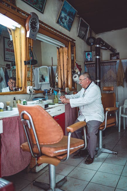 Klasik bir Göreme dükkanında eski dünya cazibesi yaratan kıdemli berber.