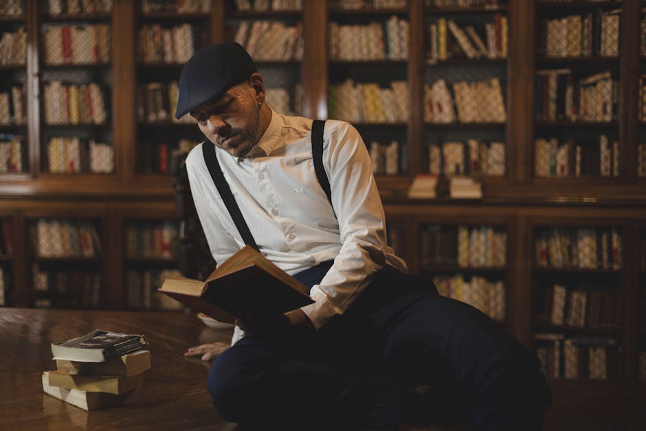 adam, ahşap raflar, alianza fransa içeren Ücretsiz stok fotoğraf