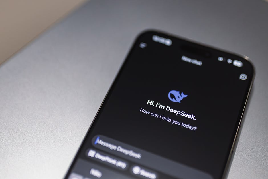 Modern bir cihazda DeepSeek AI chatbot arayüzünü gösteren akıllı telefon ekranının yakın çekimi.