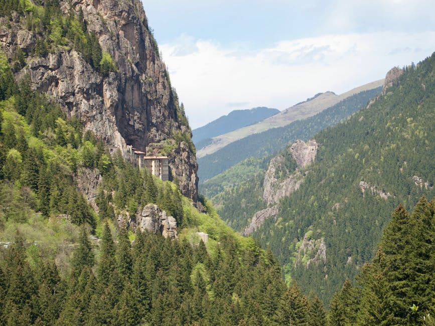 Türkiye'nin Trabzon ilinin yemyeşil dağları arasında yer alan Sümela Manastırı'nın nefes kesen manzarası.