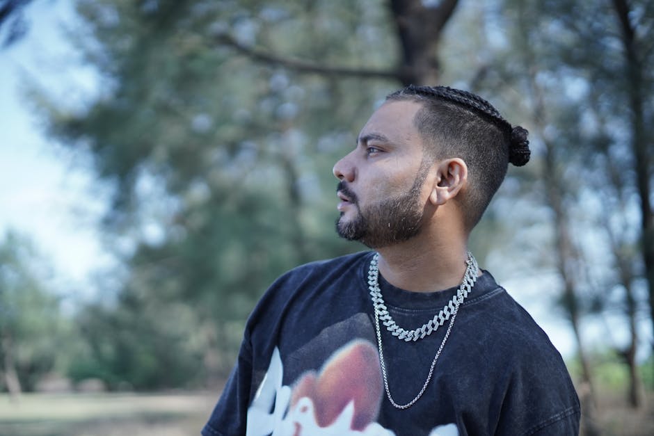 Örgülü saçlı ve zincir kolyeli, sokak stilindeki adam Mumbai'de dışarıda.