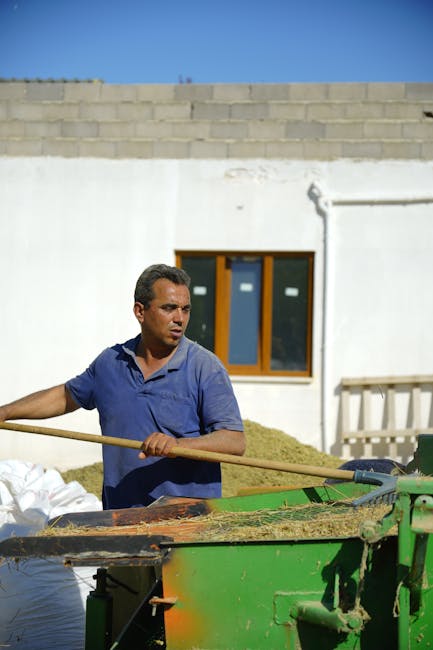 Bir çiftçi kırsal alanda tarım makineleri kullanırken, Türkiye'deki tarımsal yaşamdan bir kesit sunuluyor.