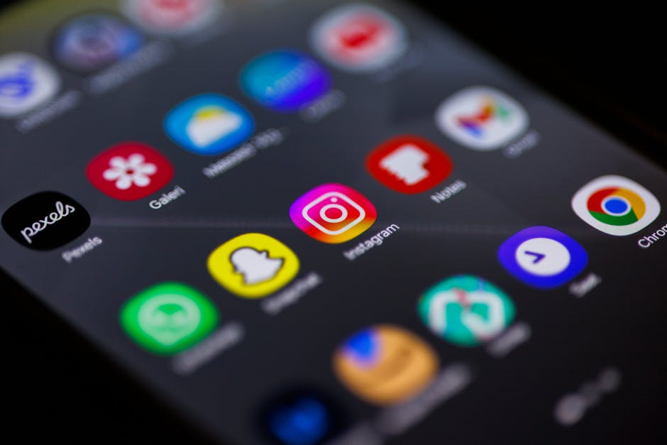 Instagram, Snapchat ve Chrome gibi popüler uygulamaları içeren akıllı telefonun ana ekranının yakın çekimi.