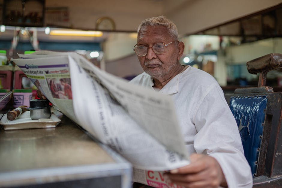 Hindistan'ın Varanasi kentindeki bir kafede gazete okuyan yaşlı bir adam, huzurlu bir atmosfer yaratıyor.