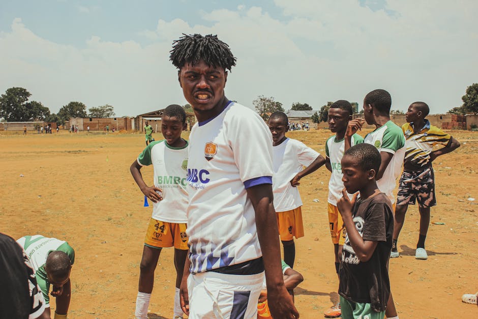 Güneşli bir günde açık alanda bir araya gelen genç futbolcular, takım çalışması ve dostluklarını sergilediler.