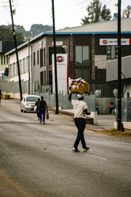 Eswatini'nin Manzini kentindeki canlı sokak hayatını ve günlük yerel rutinleri gösteren bir kare.